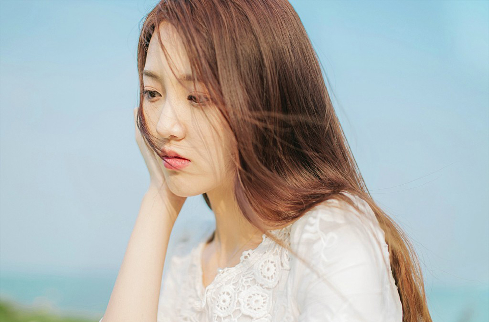 “夫君当以国事为重，妾身怎敢相怪？夫君且先休息，妾身先告退了。”美妇微笑着摇头道。